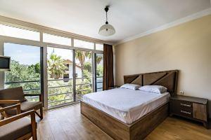 Jash Bedrooms, Gulluk