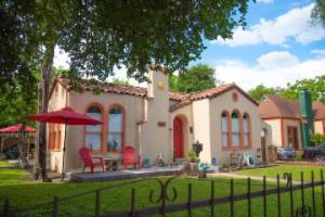 Historic 1927 Spanish Casita Minutes from our famous DT destinations. Hotel, San Antonio
