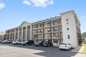 Charming Creek Access and Pools - Stylish Tranquil Retreat Hotel, Branson