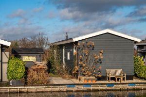 Chalet in With Lake Views, Giethoorn