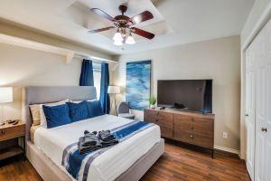 4 Bedroom & Pool: Great Location close to attractions, Irving