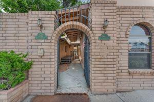 Right on Historic RTE 66 in Downtown. Steps away from all the action! Hotel, Williams