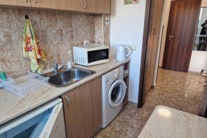 Charming 2-bedroom apartment with WiFi, AC in fabulous, Varna