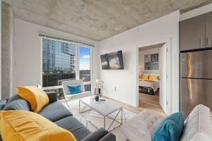 2BR City Escape Bright Sleek Spacious Apartments, Chicago