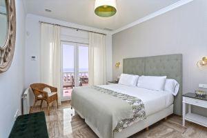Villa with pool in front of the beach. La Barrosa, Sancti Petri