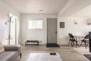 Quite and Convenient 1 Bed 1 Living Fiber Gig WiFi/AC/Parking/Near YVR Hotel, Richmond