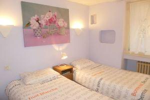 Private apartment with swimming pool and parking space, Nimes