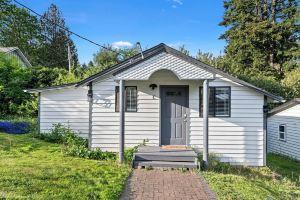 Karmen’s Lake Cottage C, Seatac