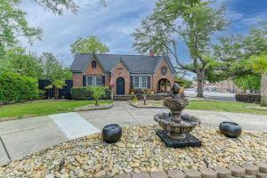 Hot Tub and Fenced Yard for Relaxation - Charming Cottage Retreat, Columbia