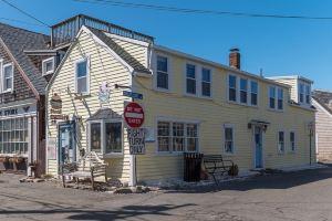 Bright Coastal Apartment in the center of Quaint New England Sea Town, Rockport