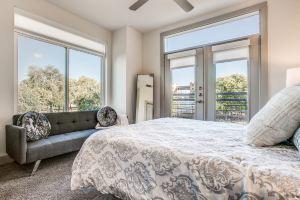Luxury Riverwalk Condo Pool, Balcony, Parking Apartments, San Antonio
