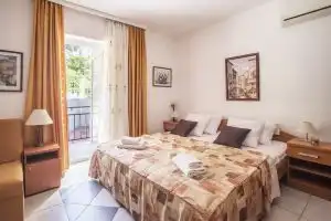 Sleek Studio Flat with Balcony Near Beach in Tivat, Lepetane