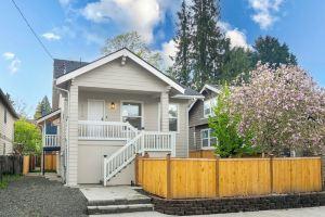 Newly renovated 3B2B main home with yard, AC in lovely Mt Baker Apartments, Seattle