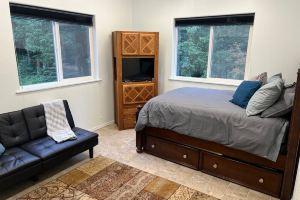 2 Bedrooms, Sleeps 6-8 with private deck, gym and game room. Near the trails., Anchorage