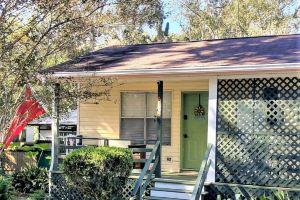 Cozy Cottage with Spacious Kitchen and Smart Amenities - Charming Retreat, Tallahassee