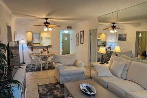 Walk to Downtown 5th Ave & Beach 2-Master BR condo Waterfront Views -WiFi Apartments, Naples