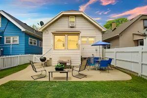 Milwaukee Bungalow - Old World Charm w/Modern Amenities! Hot Tub! Cottage, Milwaukee
