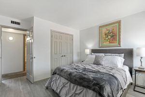 Spacious Oasis with Pool and Outdoor Activities - Stylish Serene Hotel, Irving