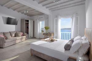 Amelie Suites, Tourlos
