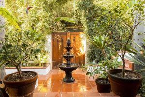 Beautiful Spanish Manor w/ Pool and Amazing location in Historic Carthay Circle Hotel, Los Angeles