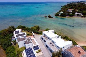 Shallows Hotel, Onna