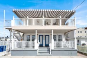 Welcoming Living Space with Balcony and Parking - Modern Retreat Hotel, Wildwood Crest