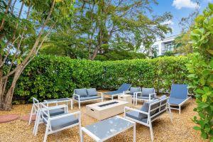 Minimalist Haven • Walk to Beach & 5th Ave Hotel, Naples