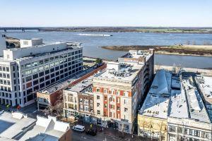 New Downtown Apartment w/ Free Parking! Walk to Orpheum, Fedex Forum, and Beale!, Memphis