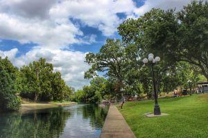Riverside Retreat - Swimming Pool, Waterfront, Grill Hotel, New Braunfels