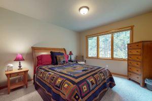 Waterfront townhome with private deck, fireplace, walking trail, & river access Apartments, Estes Park