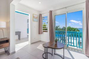 Newly Renovated apartment with swimming pool and ocean view #3, Simpson Bay