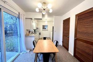 Charming Mid Century 2-Bedroom with Parking 1 Mile from the Big House & Downtown, Ann Arbor