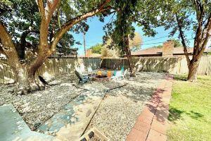 5 BD/2BA + Fun Backyard + CENTRAL + Hot Tub + Updated w/ 3 TVs! Hotel, Lubbock