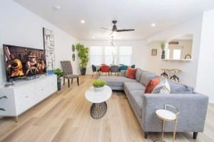 Big Family House w Theater Pool table, San Antonio