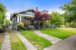 Spacious Outdoor Deck and Modern Comforts - Charming Cozy Haven Apartments, Seattle