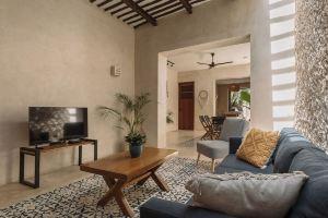 Spacious 1-floor House, Outdoor Oasis in Centro, Merida