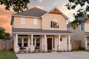 A&M Luxury Game Day House - 1 Mile to Kyle Field, Hot Tub, Fire Pit, Golf, College Station