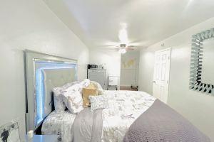 No Cleaning Fee! 7 beds Close to LV Strip & much more w/pool to cool Book Now!!! Hotel, Las Vegas