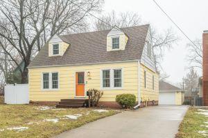 Cozy 4 bedroom home. Just 2 miles from Drake University. Easy access to I235., Des Moines