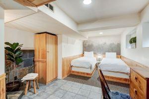 Otter Basement Hotel, Banff