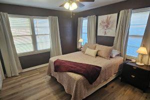 Isolated King bed, 2 Queen beds - Fenced yard - 9 min to Texas Tech Hotel, Lubbock