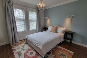 Tranquil & Bright 4 Bed/2.5 Bath in Mount Pleasant Hotel, Vancouver