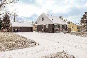 Quaint Home 2 miles from Mayo Handicap Accessible Apartments, Rochester