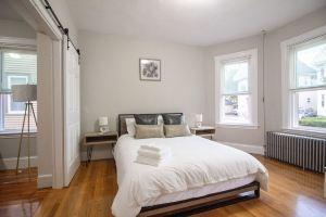 2 bedroom condo close to and Cambridge with free parking, Brookline