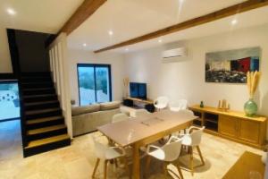 Magnificent 9-person house close to town center., Valence