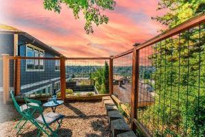 "the Fremont Overlook" W/ Nifty Backyard & Firepit 2 Bedroom Home by RedAwning, Seattle