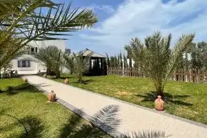 Spectacular Tunisian Villa w/pool- 5 min walk from the beach, Palm Cafe, Casino, Triffa