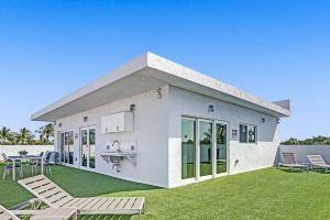 3-Storey Home with Beautiful Lake View Apartments, Boca Raton