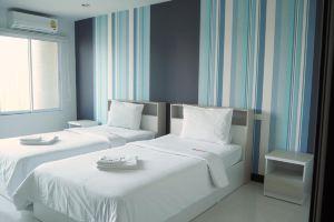 The Room Hotel, Trang