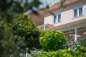 Roula Apartments, Kinira